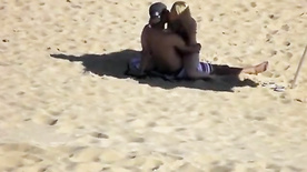 Flagra da loirinha gostosa transando na praia com namorado brasileirinhas porno