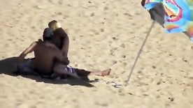 Flagra da loirinha gostosa transando na praia com namorado brasileirinhas porno