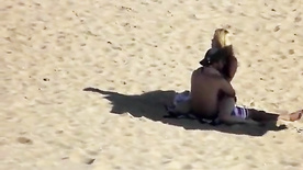 Flagra da loirinha gostosa transando na praia com namorado brasileirinhas porno