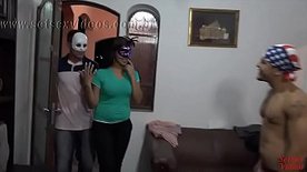 Corno video marido levando esposa para ser fodida pelos macho na suruba