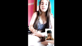 Novinha mostrando buceta no vídeo chamada para o negão tarado