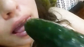 Chiquita metiendose pepino