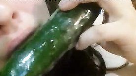 Chiquita metiendose pepino