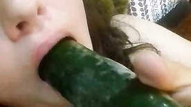 Chiquita metiendose pepino