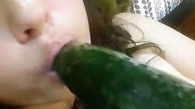 Chiquita metiendose pepino