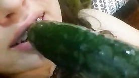 Chiquita metiendose pepino