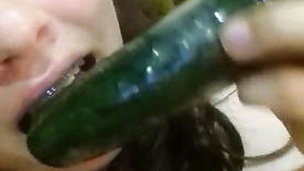 Chiquita metiendose pepino