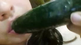 Chiquita metiendose pepino