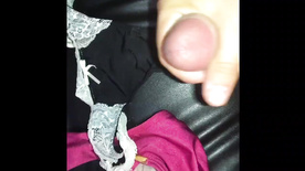 Punheteiro tocando punheta gozando na calcinha da amiga novinha