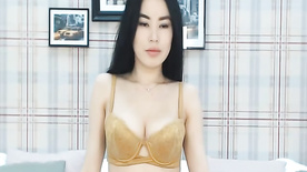 Asian Babe Is An Absolutely Mesmerizing Cam Show