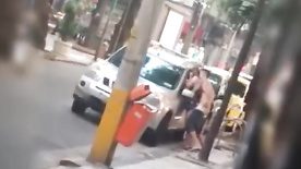 Transando após a balada na rua depois que saiu do baile