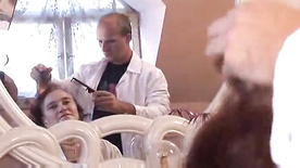 Médico tarado comendo a esposa coroa do cliente que lhe contratou