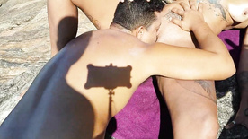 Vadia tomando sol na praia de biquini fio dental e louca de tesão