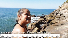 Vadia tomando sol na praia de biquini fio dental e louca de tesão