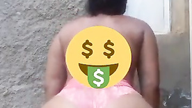 Novinha mostrando com sensualidade a sua bunda pedindo para o macho meter