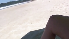 Vadia mostrando a bucetinha na praia com muito tesão