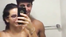 Transando com a namoradinha deliciosa que vai gravando tudo no sexo amador