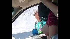 Vadia mostrando os peitos ao vivo no carro para os desconhecidos pegarem