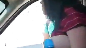 Vadia mostrando os peitos ao vivo no carro para os desconhecidos pegarem