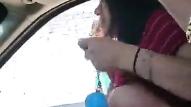 Vadia mostrando os peitos ao vivo no carro para os desconhecidos pegarem