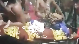 Vagabunda gemendo no pau bem grande do macho que vai metendo