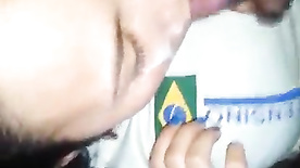 Macho negro gozando com muito prazer na boca dessa vadia