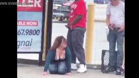 Macho comendo mulher no meio da rua no sexo amador