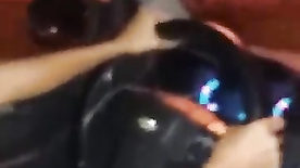 Safada esposa andando de carro nua e mostrando a bucetinha no vídeo completo