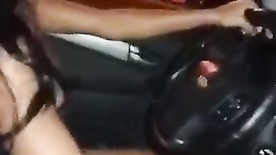 Safada esposa andando de carro nua e mostrando a bucetinha no vídeo completo