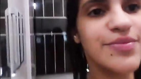 Novinha safada mostrando a bucetinha no banheiro com tesão