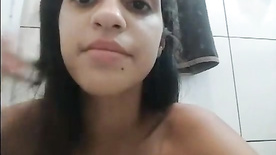 Novinha safada mostrando a bucetinha no banheiro com tesão