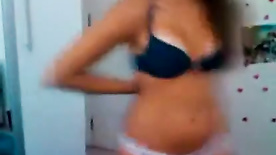 Linda novinha tirando a roupa e deixando o macho bem quente e louco por ela