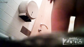 Safadinha foi gravada trocando o ob dentro do banheiro