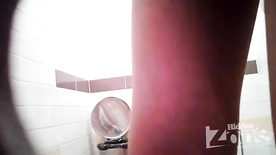 Safadinha foi gravada trocando o ob dentro do banheiro