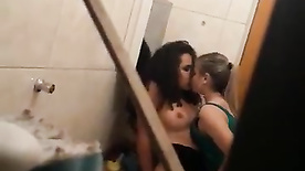 Duas amigas safadas se pegando no banheiro da festa