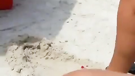 Marido filmando esposa de biquíni na praia