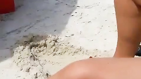 Marido filmando esposa de biquíni na praia