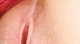 Uma menina com uma vagina molhada