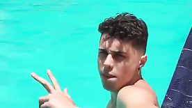 Vídeo de novinha dando dentro da piscina