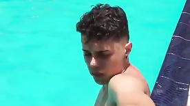 Vídeo de novinha dando dentro da piscina