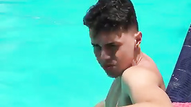 Vídeo de novinha dando dentro da piscina