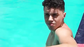 Vídeo de novinha dando dentro da piscina