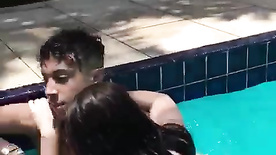 Vídeo de novinha dando dentro da piscina