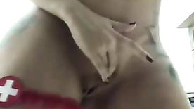 Vídeo de mulher pelada bolinando sua buceta lisinha