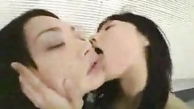 Japonesas lésbicas se beijando