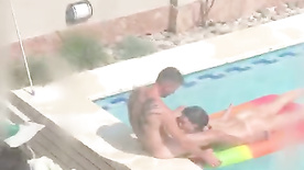 Safada chupando vizinho na piscina