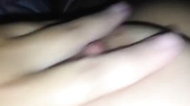 Novinha de 18 anos se masturbando com sua buceta molhadinha