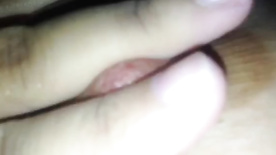 Novinha de 18 anos se masturbando com sua buceta molhadinha