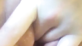 Masturbando sua vagina molhada