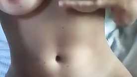 Novinha de peitos lindos masturba a bucetinha
